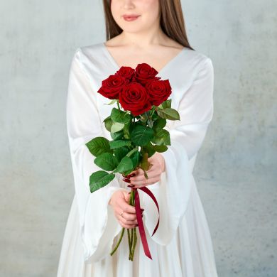 Букет из 5 красных  Российских роз